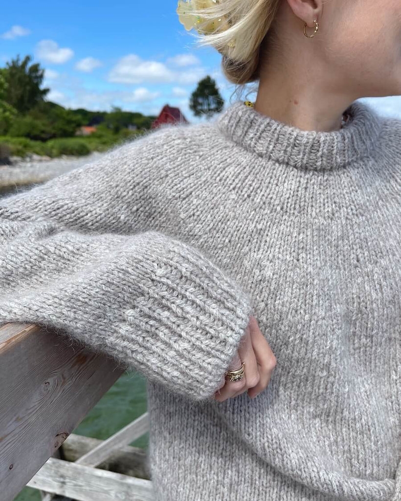 Kvinde iført grå Novice Sweater – Chunky Edition