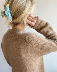Kvinde iført beige Oslo Sweater 