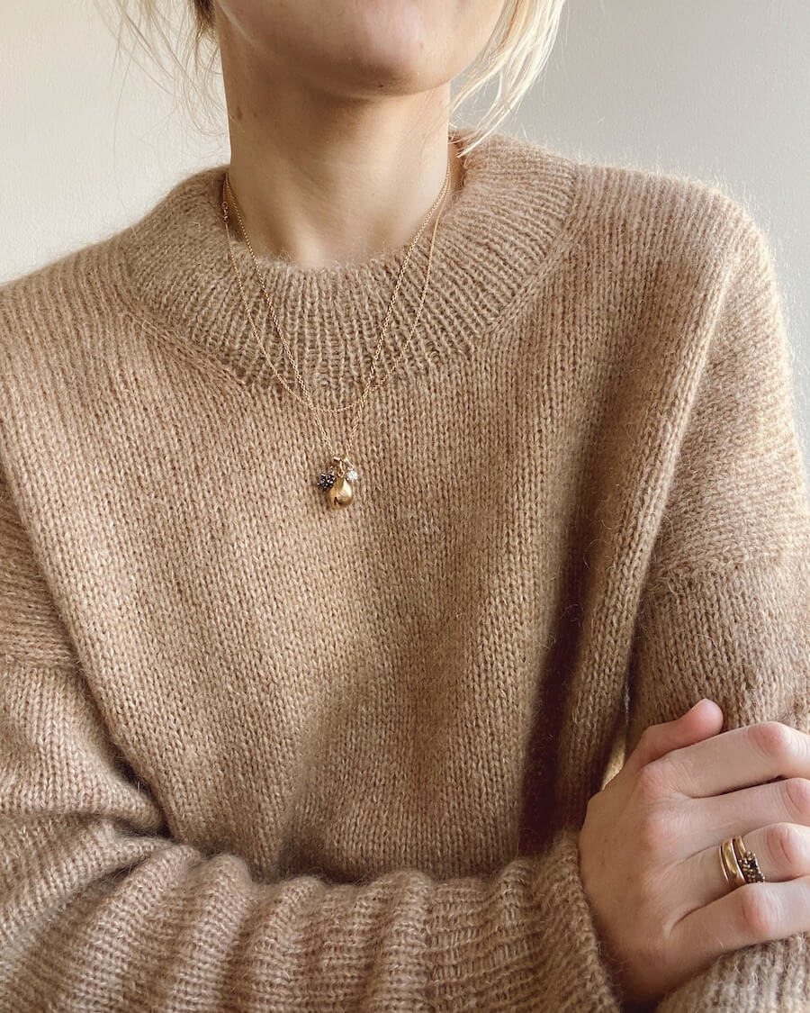 Kvinde iført beige Oslo Sweater 