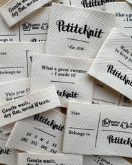 Forskellige Petiteknit labels liggende sammen