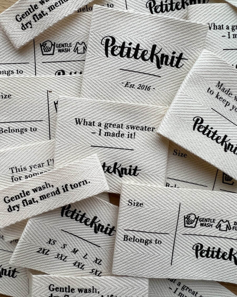 Forskellige labels med tekster fra petiteknit