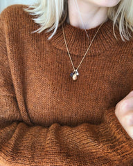 Kvinde iført rødbrun Oslo Sweater 