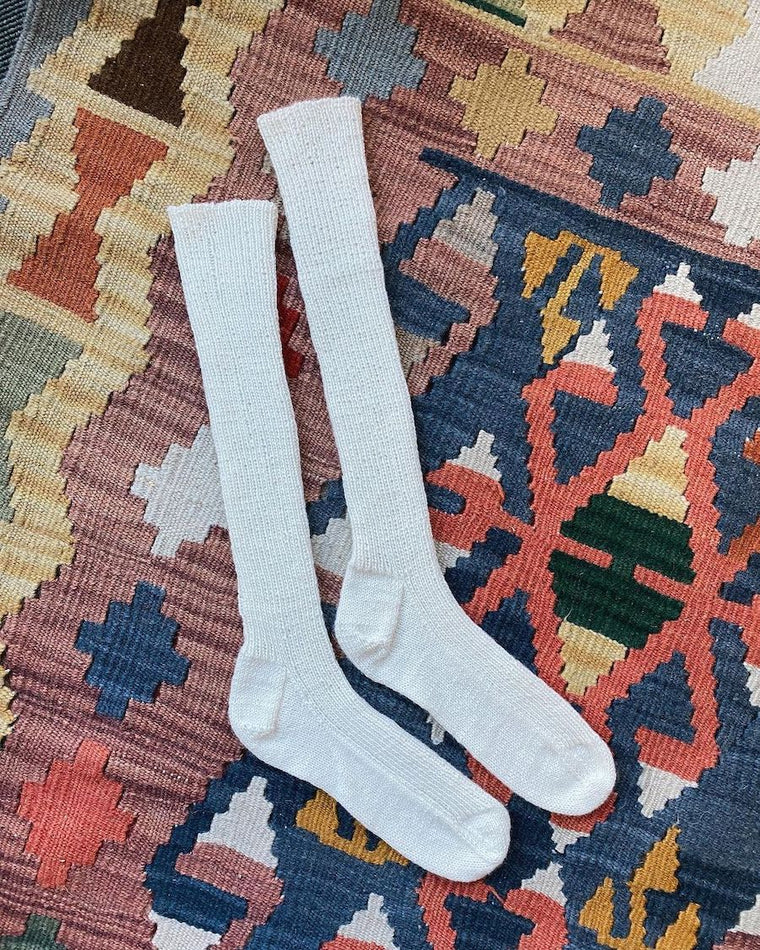 Kvinde iført hvide Penny Socks