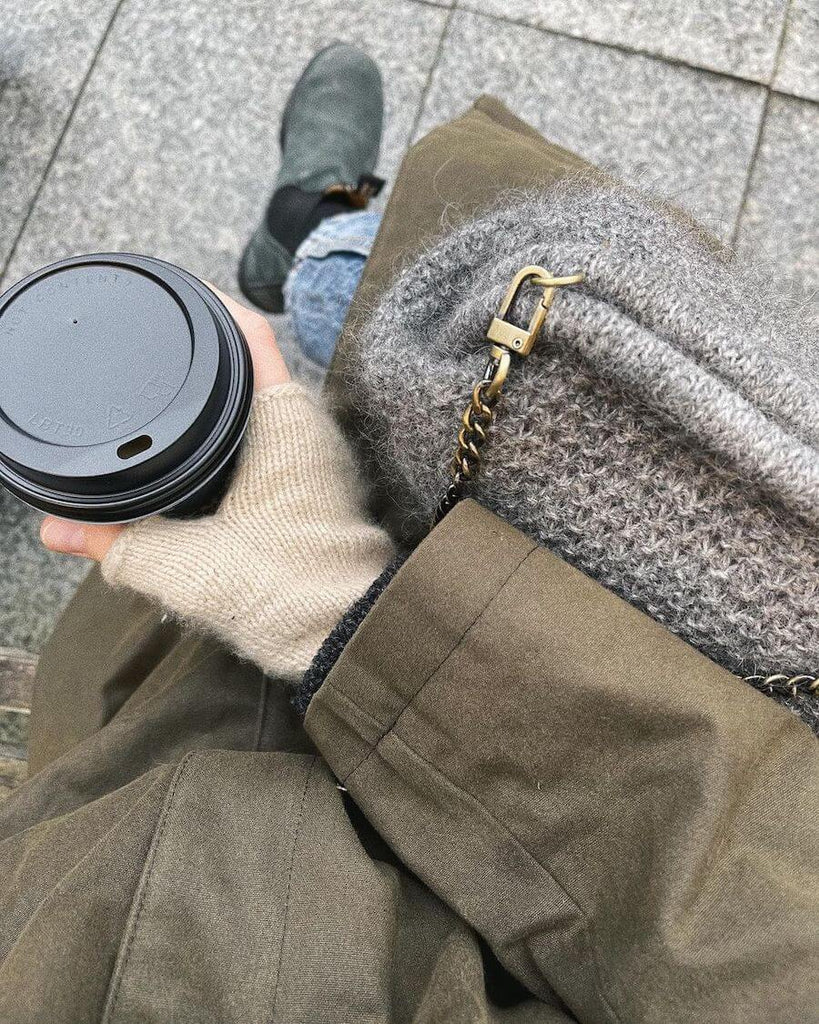 Kvinde iført beige Penny Gloves
