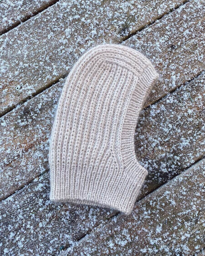 Liggebillede af hvid November Balaclava