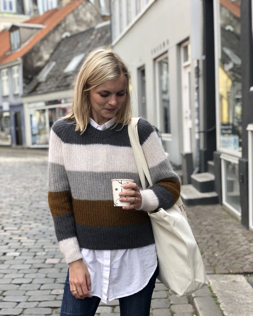 Kvinde iført stribet Sekvens Sweater