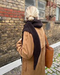 Kvinde med brunt Sophie Shawl set bagfra