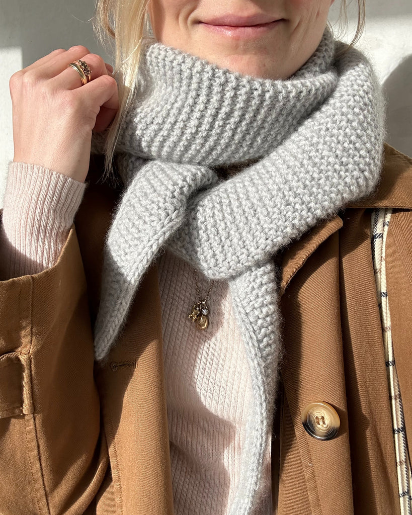 Kvinde med lysegråt Sophie Shawl 