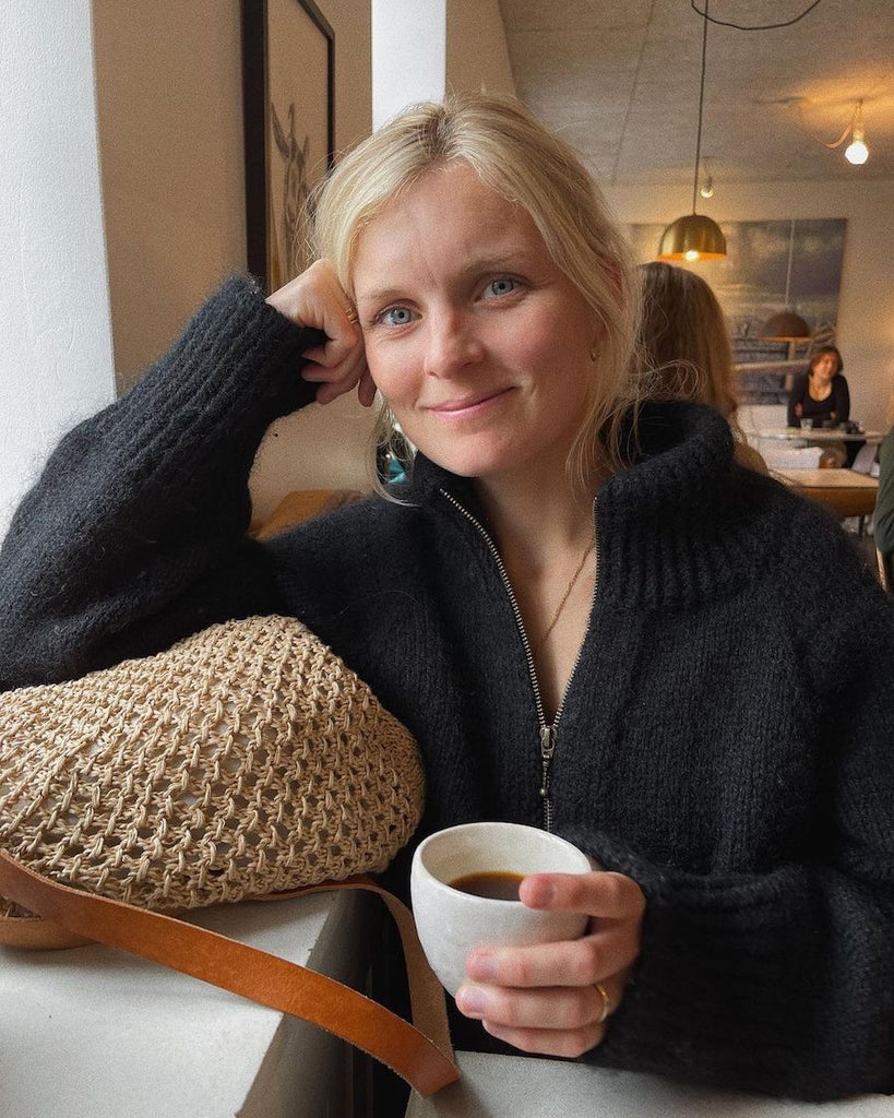 Dame med åbenstående krave på zipper sweater
