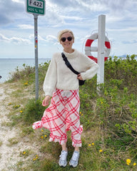Kvinde iført hvid Louisiana Sweater