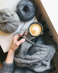 Kvinde der strikker på en grå Sunday Cardigan