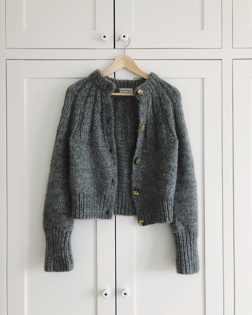 Grå Sunday Cardigan hængende på bøjle