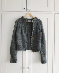 Grå Sunday Cardigan hængende på bøjle