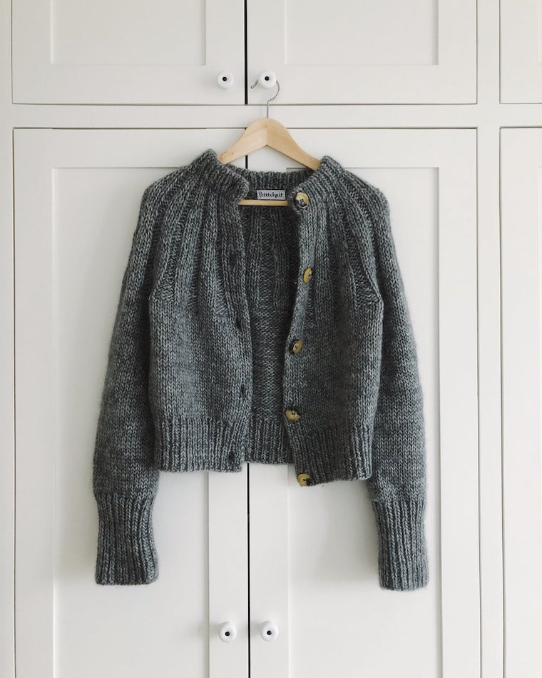 Kvinde iført grå Sunday Cardigan