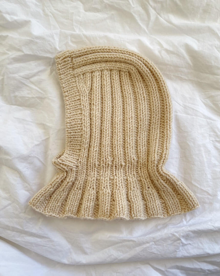 Baby iført gul Sunday Balaclava Baby