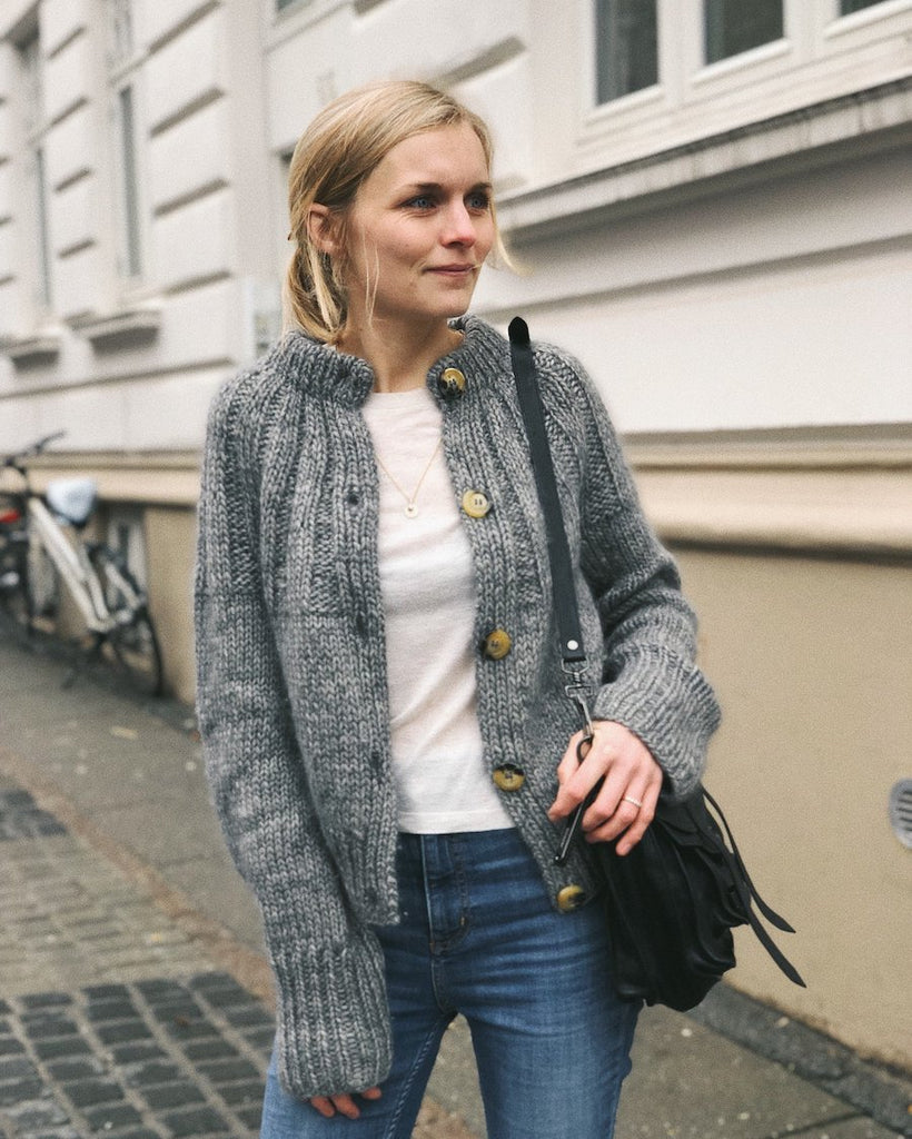 Kvinde iført grå Sunday Cardigan