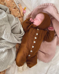 Baby iført brunt Sunday Suit 