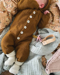 Baby iført brunt Sunday Suit 