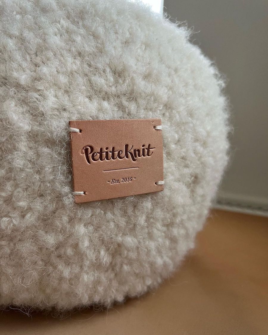 "Petiteknit" læderlabel på lang teddy pillow