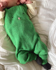 Baby iført grønne Teddy Pants 