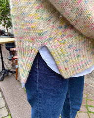 Closeup af kvinde iført lys/multi speckled Wednesday Sweater