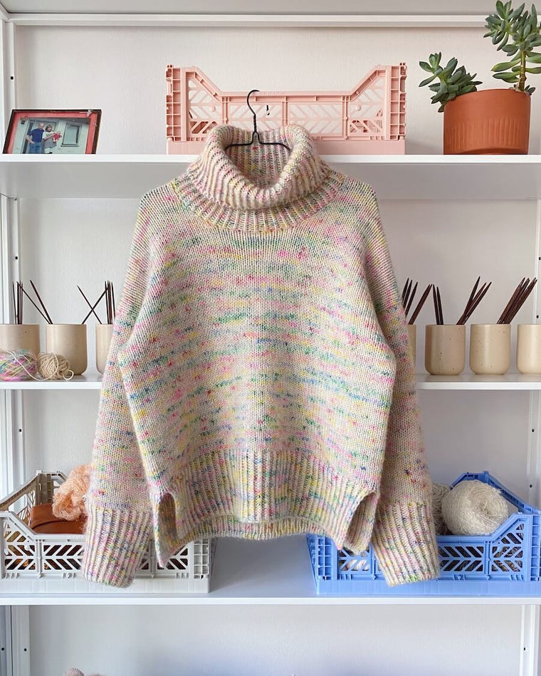Kvinde iført koksgrå Wednesday Sweater