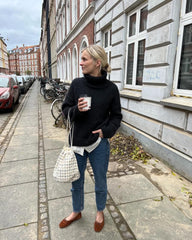 Kvinde iført koksgrå Wednesday Sweater