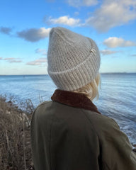 Kvinde iført grå Weekend Hue set bagfra