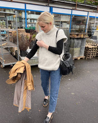 Kvinde iført lysegrå Weekend Slipover 