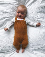 Baby iført brune Willums Selebukser