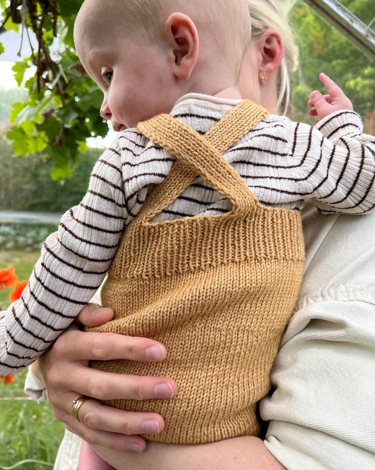 Baby iført gule Willums Sommerselebukser