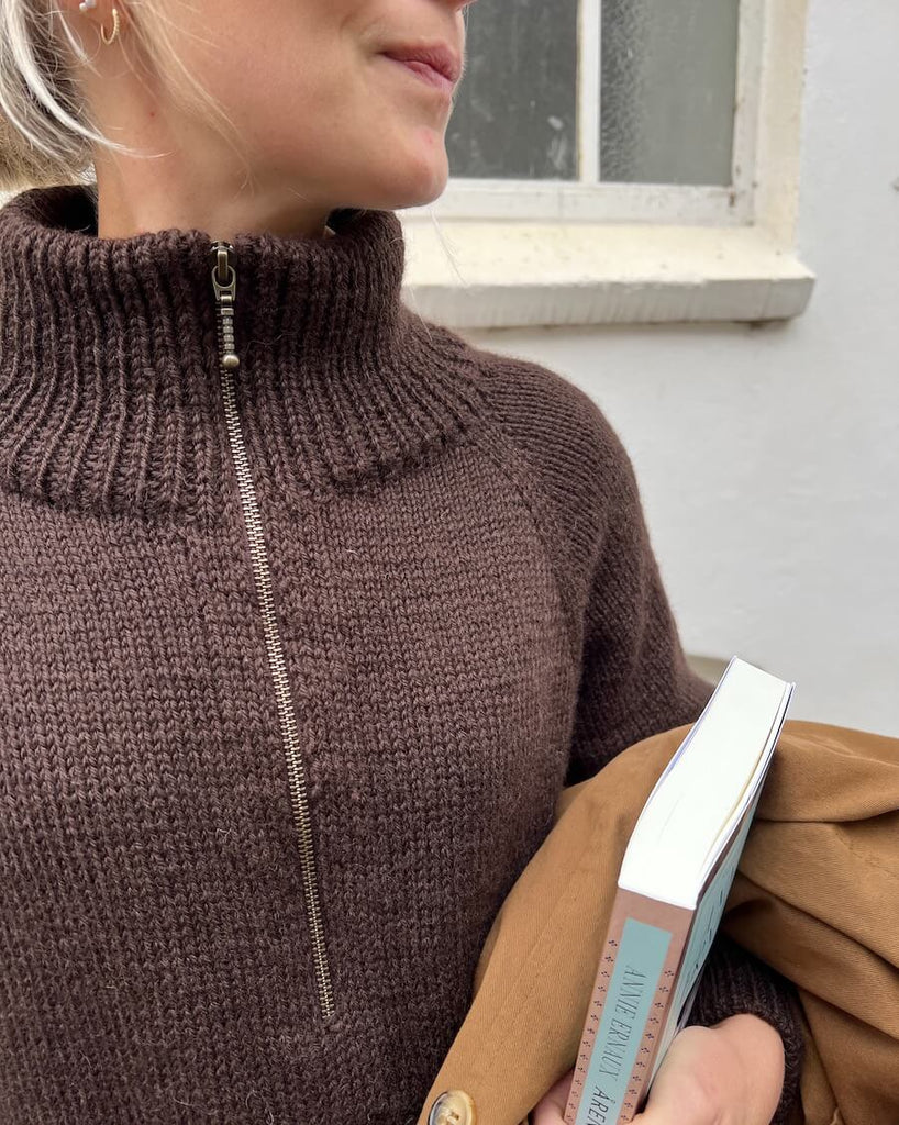 Kvinde iført mørkebrun Zipper Sweater Light